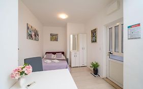 Isaura Apartments